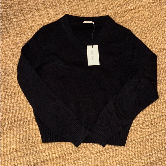 ARITZIA Essential V Neck Shrunken Cashmere Pullover Sweater - Picture 7 of 10